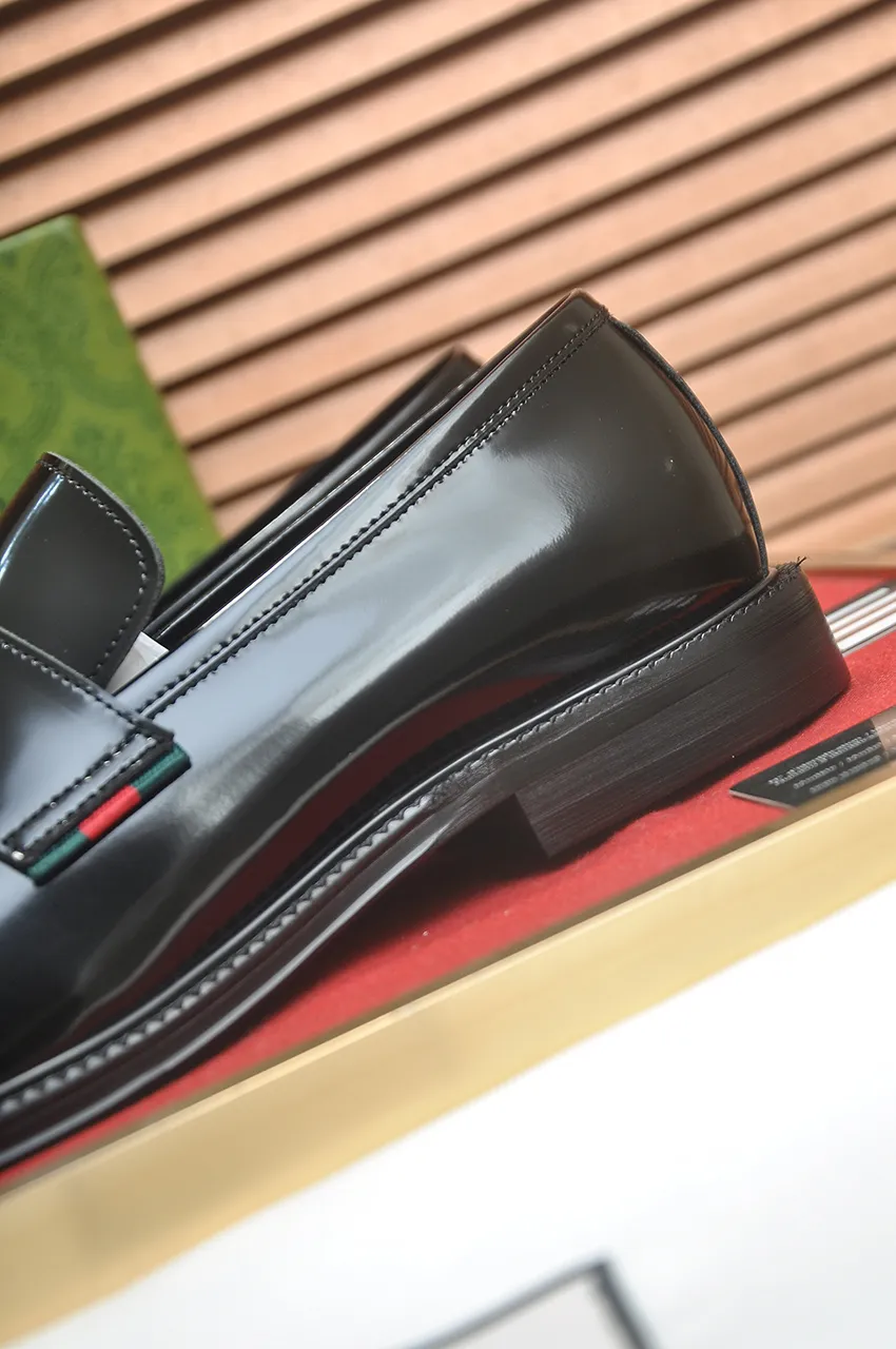 Men's shoes💰500💶Italy's top luxury men's shoe giant (GUCCI) (Gucci) (full cowhide lining) new arrival🍃Original European style🔰 Pleasant to the eye😍In order to make the shoes more durable and non-deformable🌀The production continues to follow traditional methods but there is still no lack of innovation💪Choose original sheepskin for the leather♻️ Smooth and natural And extra bright ⭐Made of imported cowhide, the first choice of rich people 38-45 (45 customized)